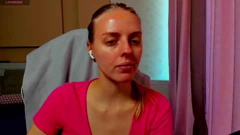 Snapshot of jam_cream chatting on 11.23.25 Sofia online show from 11.23.25