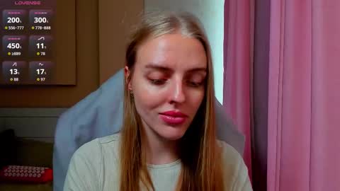 Snapshot of jam_cream chatting on 11.26.25 Sofia online show from 11.26.25