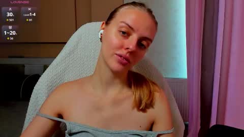 Snapshot of jam_cream chatting on 11.29.25 Sofia online show from 11.29.25