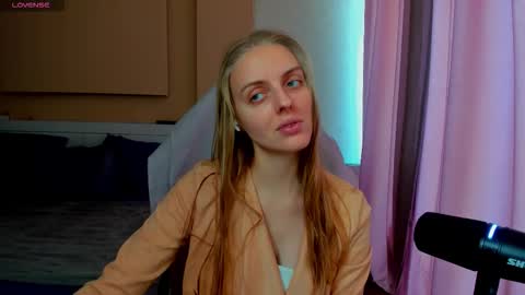 Snapshot of jam_cream chatting on 12.15.25 Sofia online show from 12.15.25