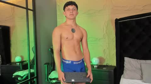 Snapshot of jamesgolden_ chatting on 11.24.25 jamesgolden_ online show from 11.24.25