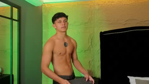 Snapshot of jamesgolden_ chatting on 12.01.25 jamesgolden_ online show from 12.01.25