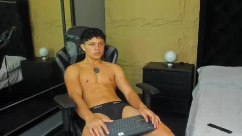 Snapshot of jamesgolden_ chatting on 12.04.25 jamesgolden_ online show from 12.04.25