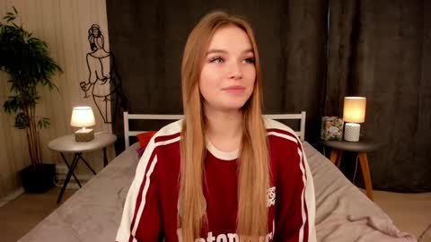 Day Alice Night Stella online show from 12.29.24