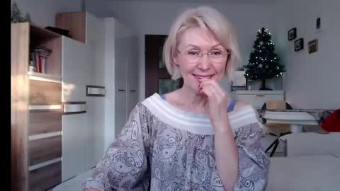 Snapshot of jasmin18v chatting on 12.15.24 Jasmin room for people 40 online show from 12.15.24