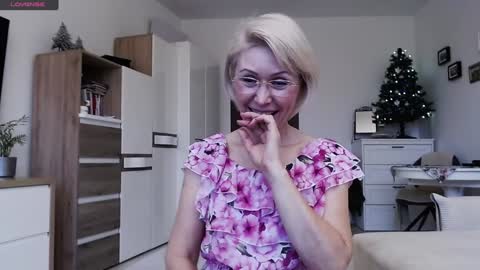 Snapshot of jasmin18v chatting on 12.19.24 Jasmin room for people 40 online show from 12.19.24