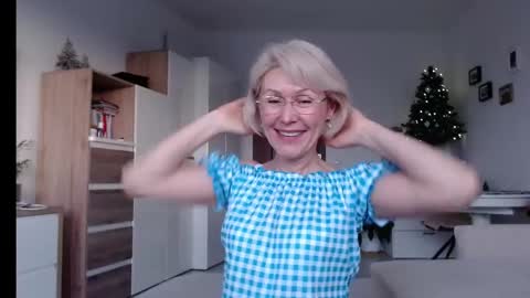 Snapshot of jasmin18v chatting on 12.22.24 Jasmin room for people 40 online show from 12.22.24