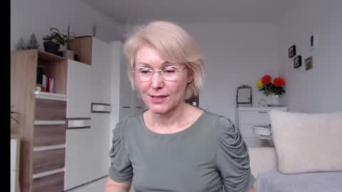 Snapshot of jasmin18v chatting on 02.25.25 Jasmin room for people 40 online show from 02.25.25