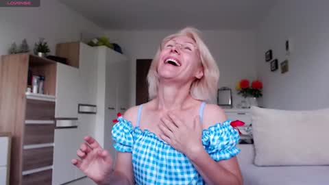 Snapshot of jasmin18v chatting on 09.16.25 Jasmin room for people 40 online show from 09.16.25