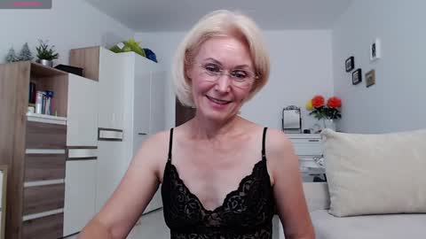 Snapshot of jasmin18v chatting on 09.21.25 Jasmin room for people 40 online show from 09.21.25