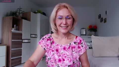 Snapshot of jasmin18v chatting on 09.30.25 Jasmin room for people 40 online show from 09.30.25