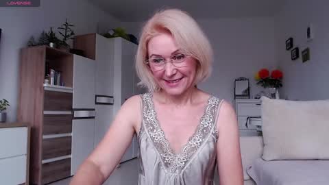 Snapshot of jasmin18v chatting on 10.23.25 Jasmin room for people 40 online show from 10.23.25