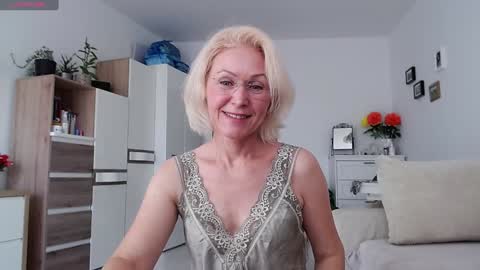 Snapshot of jasmin18v chatting on 11.05.25 Jasmin room for people 40 online show from 11.05.25