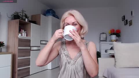 Snapshot of jasmin18v chatting on 11.19.25 Jasmin room for people 40 online show from 11.19.25