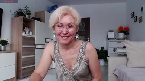 Snapshot of jasmin18v chatting on 11.28.25 Jasmin room for people 40 online show from 11.28.25