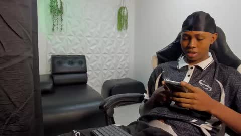 Snapshot of jax_maliq chatting on 12.01.25 jax_maliq online show from 12.01.25