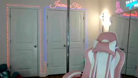 Snapshot of jazminefox chatting on 05.13.26 Jazmine Fox online show from 05.13.26