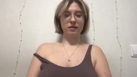 Snapshot of jelly_gum chatting on 12.19.25 Inna online show from 12.19.25