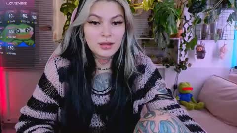 Snapshot of jelyaa chatting on 12.17.25 Jelya online show from 12.17.25