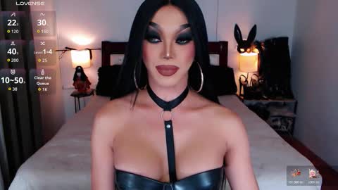 Queen Jenifer online show from 12.15.25