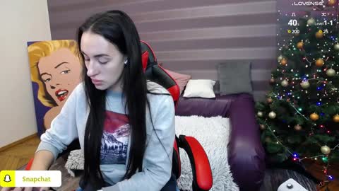 Snapshot of jeniferstone chatting on 12.31.24 Kira online show from 12.31.24