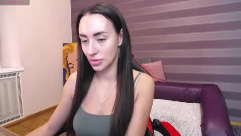 Snapshot of jeniferstone chatting on 10.20.25 Kira online show from 10.20.25