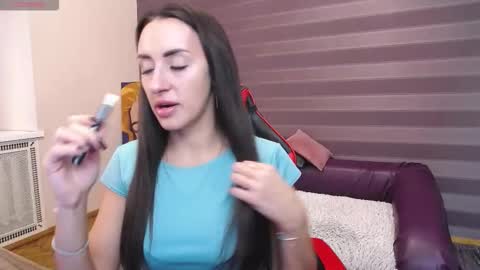 Snapshot of jeniferstone chatting on 10.28.25 Kira online show from 10.28.25