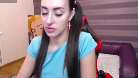 Snapshot of jeniferstone chatting on 11.19.25 Kira online show from 11.19.25