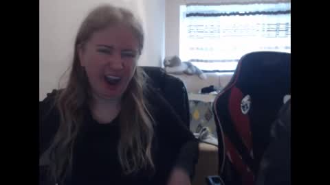 Snapshot of jenisandpeter chatting on 04.05.26 JenisAndPeter online show from 04.05.26