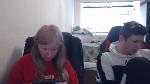 Snapshot of jenisandpeter chatting on 04.12.26 JenisAndPeter online show from 04.12.26