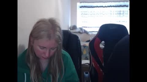 Snapshot of jenisandpeter chatting on 04.21.26 JenisAndPeter online show from 04.21.26