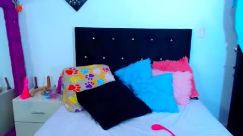 Snapshot of jenng18 chatting on 11.05.25 jenn online show from 11.05.25