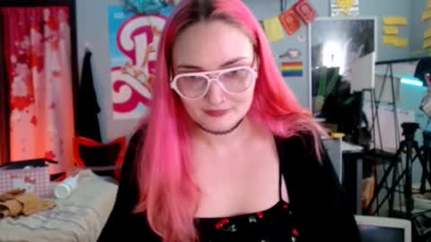 Jennifer Gwen online show from 12.17.25