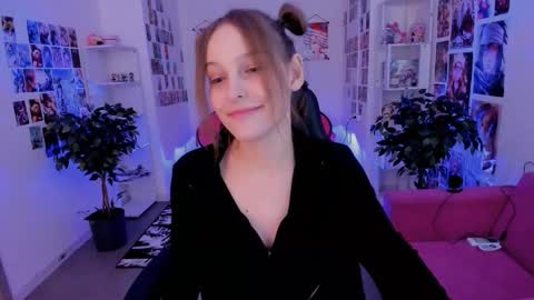 jenniferkiim online show from 10.22.25