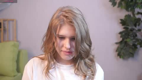 Snapshot of jenniferrakow chatting on 05.06.26 Sofia online show from 05.06.26