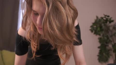 Snapshot of jenniferrakow chatting on 05.17.26 Sofia online show from 05.17.26