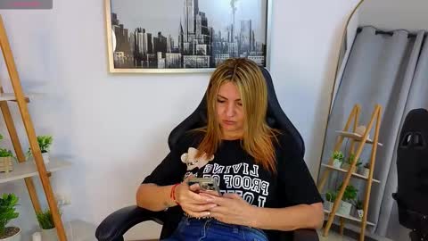 bella  adams online show from 10.18.25