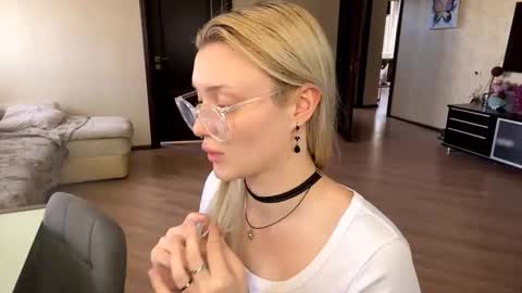 I am Gina ntmu Lets hit 10 Thumbs Up together online show from 03.19.26