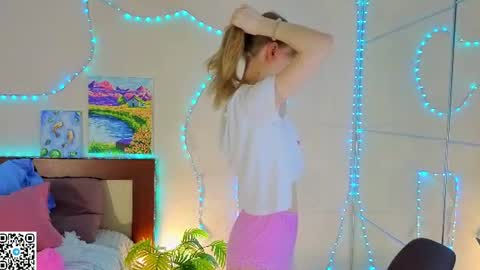 Snapshot of jewellhogan chatting on 06.18.26 Gwen online show from 06.18.26