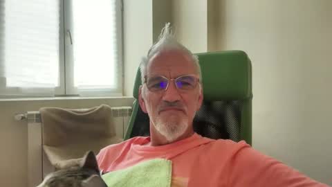 Snapshot of jewlronny chatting on 10.17.25 jewlronny online show from 10.17.25