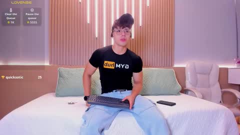 Snapshot of jhoumod_21 chatting on 10.17.25 jhoumod_21 online show from 10.17.25