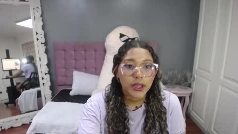Snapshot of jimena_bell chatting on 09.18.25 Jimena online show from 09.18.25