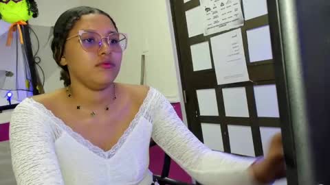 Snapshot of jimena_bell chatting on 09.23.25 Jimena online show from 09.23.25