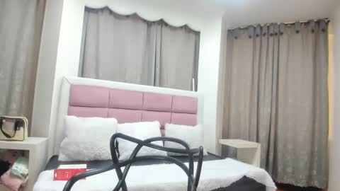 Snapshot of jimena_bell chatting on 10.03.25 Jimena online show from 10.03.25