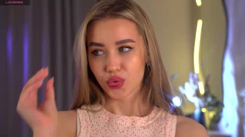 Snapshot of jjennnyy chatting on 11.19.25 Jenny online show from 11.19.25