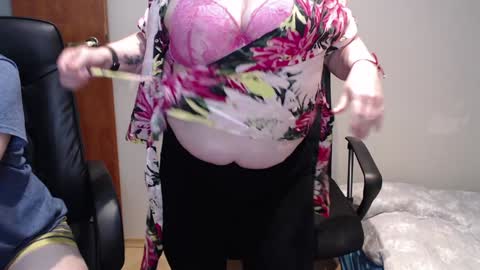 Snapshot of joannaandneighbour chatting on 01.11.25 Joanna and Greg online show from 01.11.25