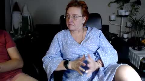 Snapshot of joannaandneighbour chatting on 12.18.25 Joanna and Greg online show from 12.18.25