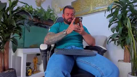 Snapshot of johnnygrayson_ chatting on 04.25.26 JOHNNY online show from 04.25.26