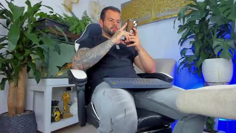 Snapshot of johnnygrayson_ chatting on 05.10.26 JOHNNY online show from 05.10.26