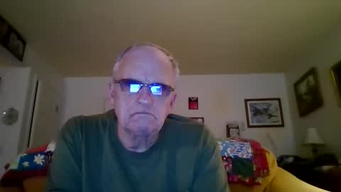Snapshot of johnnymunch chatting on 10.28.25 johnnymunch online show from 10.28.25